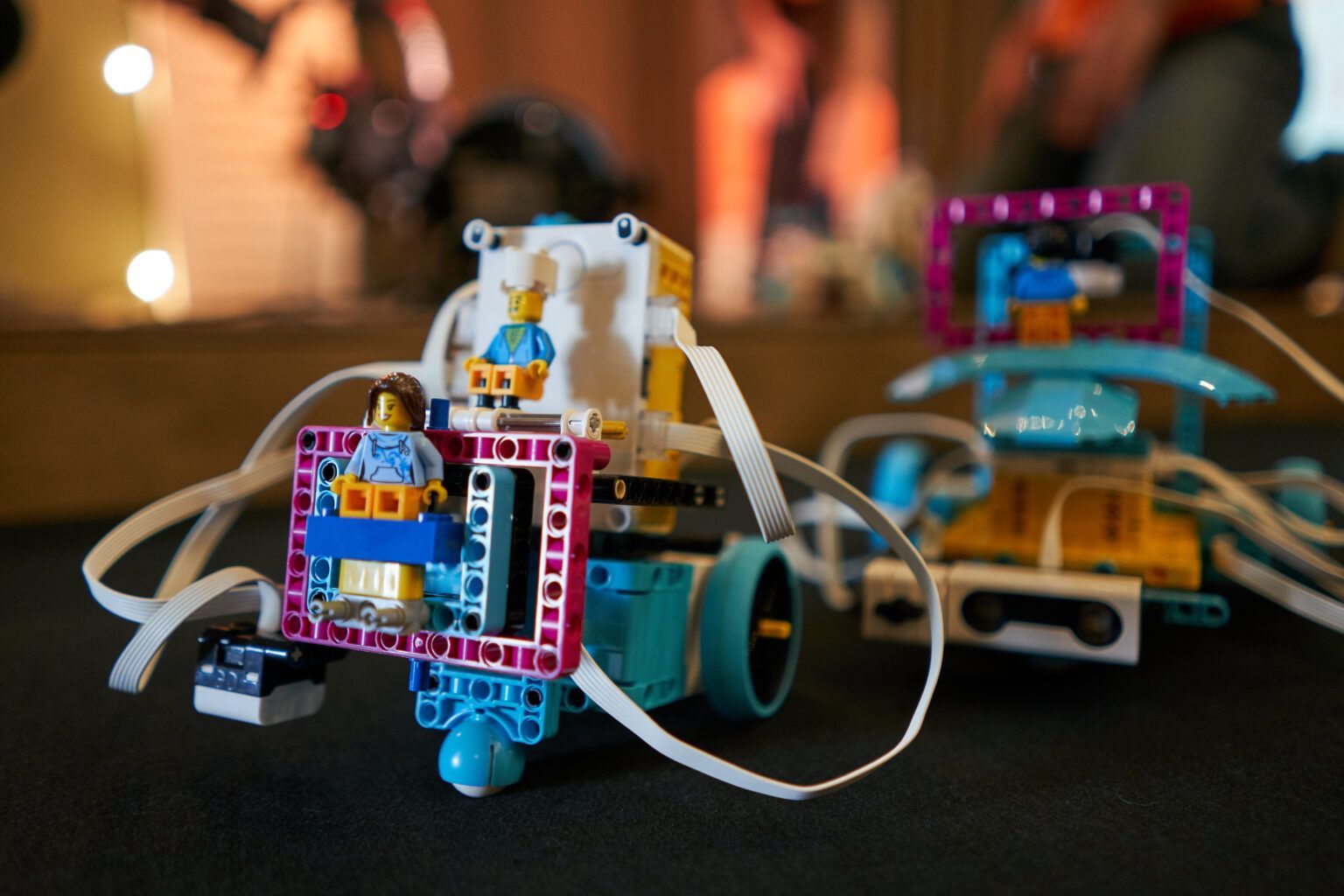 Роботи от LEGO, сглобени от деца